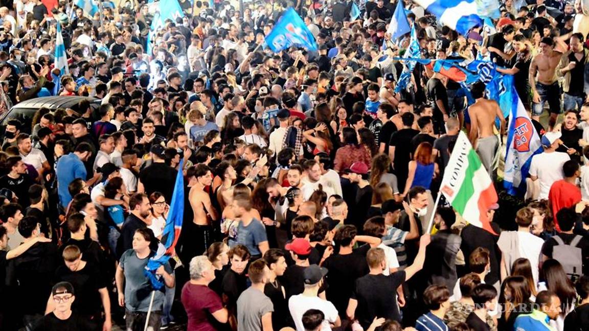 $!Nápoles olvida la sana distancia y llena sus calles tras ganar la Copa Italia (fotos)