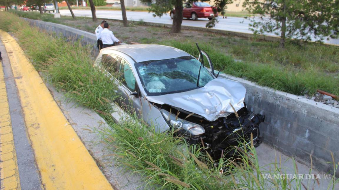 Mujer convulsiona y cae en canal de desagüe en Las Maravillas, en Saltillo