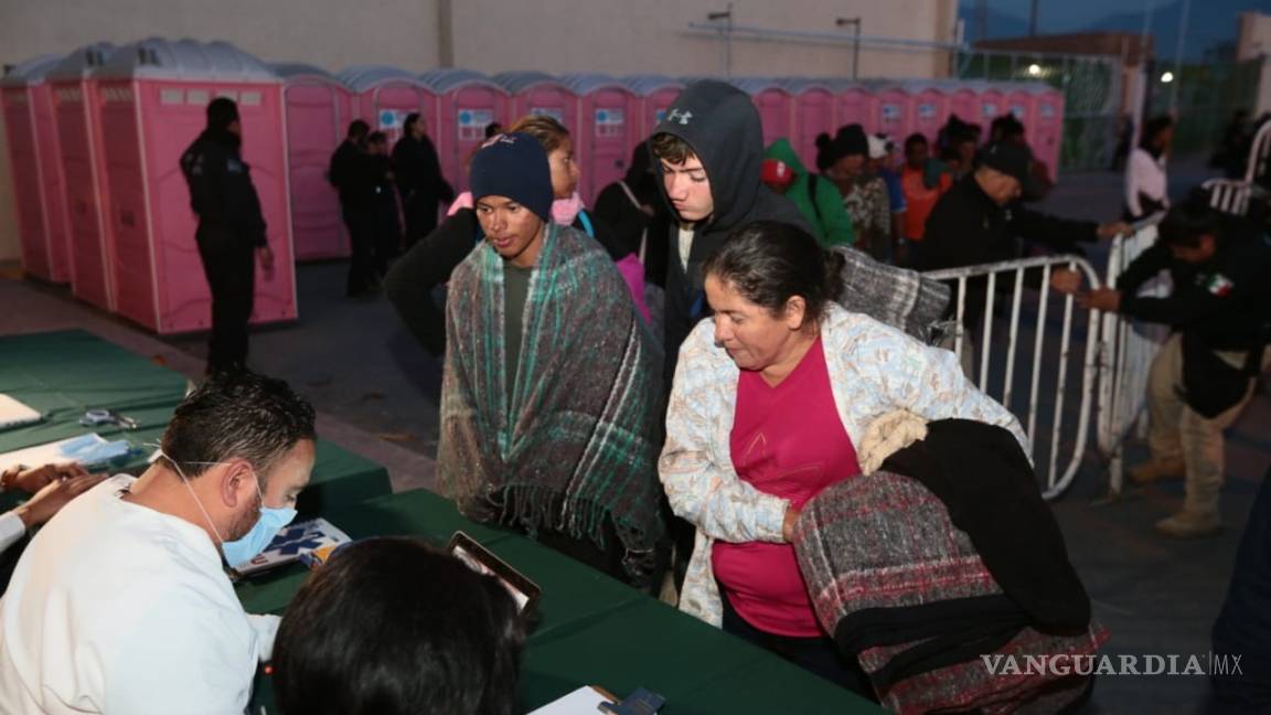 $!Arriban a Saltillo mil 900 migrantes; abren mega albergue