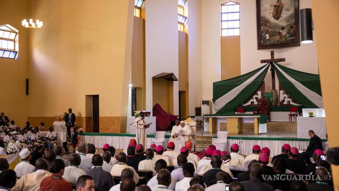 $!El Papa Francisco, en el centro, se reúne con líderes de la Iglesia Católica Romana en la Catedral de Santa Teresa en Juba, Sudán del Sur, el 4 de febrero de 2023.