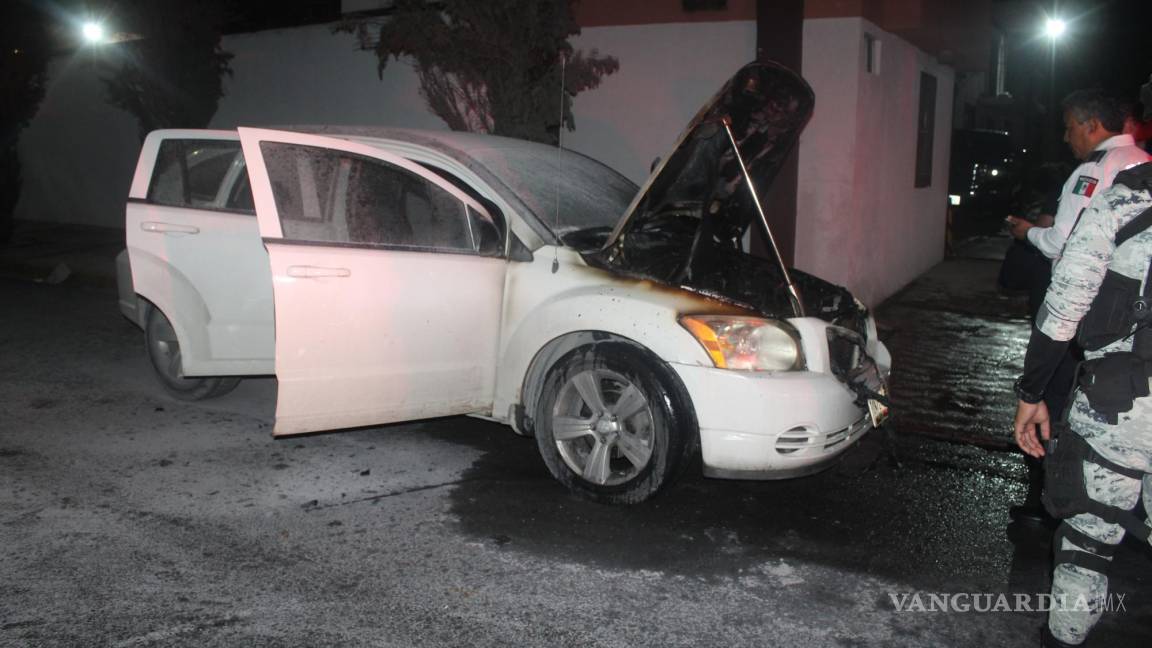 Se incendia su auto mientras conducía por calles de Saltillo