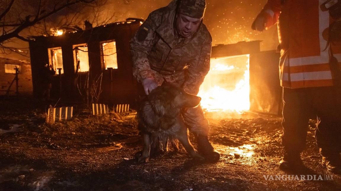 $!Los bomberos extinguen un incendio después de un ataque ruso a un barrio residencial en Kharkiv, Ucrania, el sábado 10 de febrero de 2024.