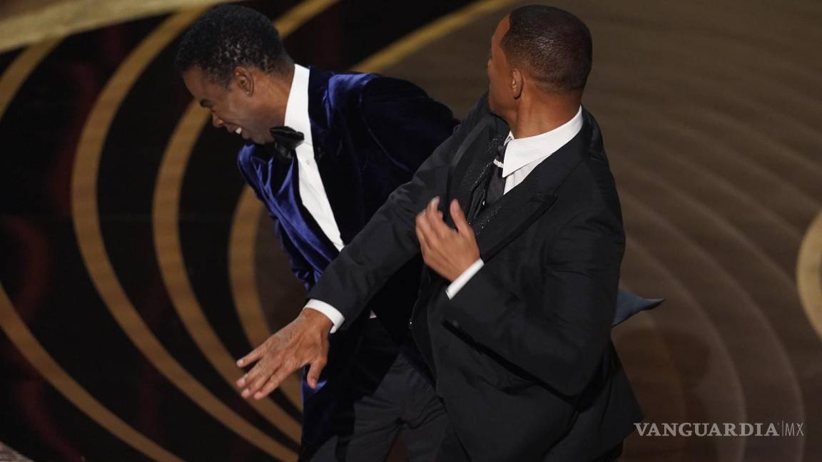 $!Will Smith da una bofetada al presentador Chris Rock en el escenario de los Oscar en Los Angeles.