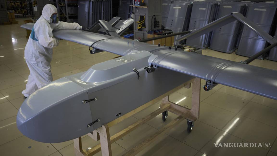 $!Un trabajador inspecciona un dron de combate en una fábrica secreta de Fire Point en Ucrania, el lunes 18 de agosto de 2025. (AP Foto/Efrem Lukatsky)