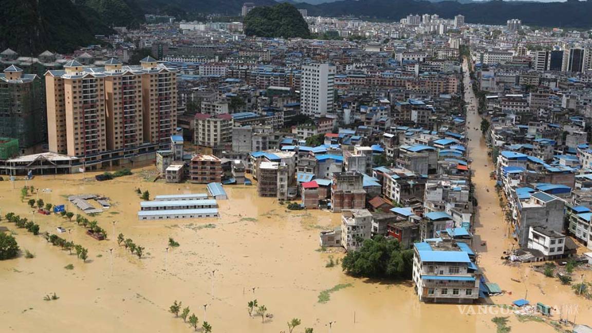 Lluvias ahogan a China; al menos 16 muertos y casi 100 mil evacuados
