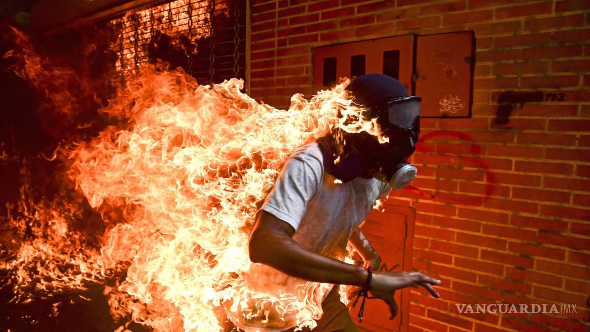 World Press Photo 2018: Fotografía de un venezolano envuelto en llamas es la ganadora