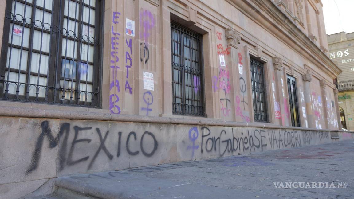 ¿Las pintas feministas en monumentos de Saltillo y México son punibles? Esto dice INAH