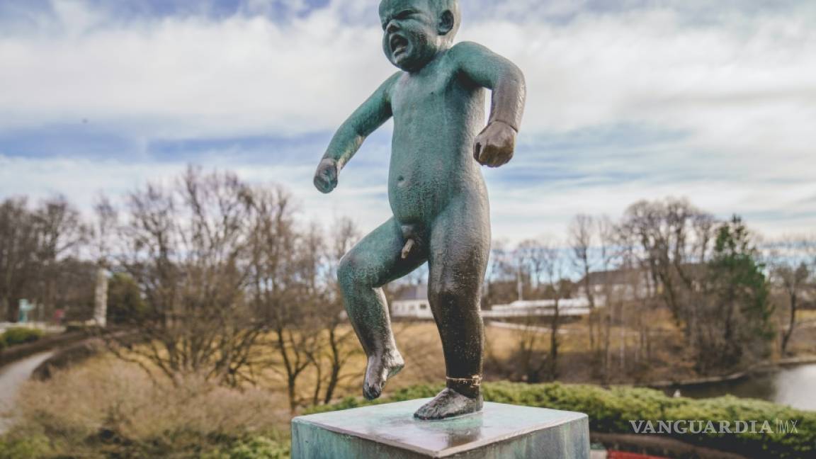 Vándalos dañan una famosa estatua de un bebé furioso en Oslo