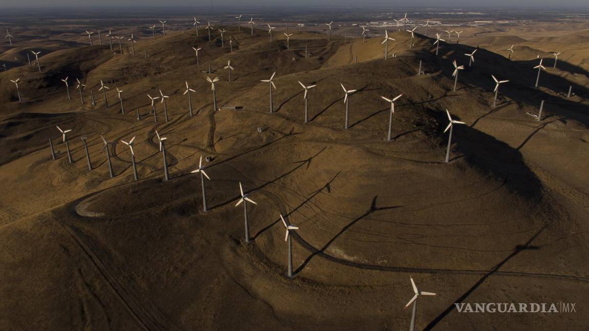 $!Turbinas de viento que generan energía eólica en Livermore (California), en foto del 10 de agosto del 2022. Las energías renovables recibirán un gran impulso en una ley a punto de ser aprobada por el Congreso de EEUU. (AP Photo/Godofredo A. Vásquez)
