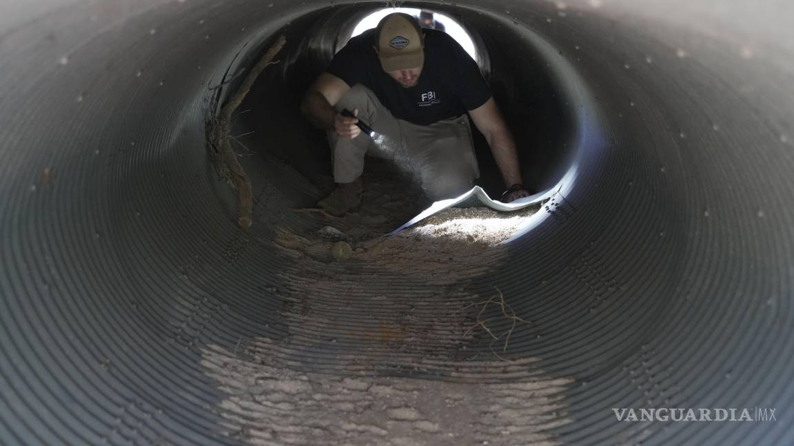 $!Un investigador examina el interior de una alcantarilla en el vecindario donde vive Annie Guthrie, cuya madre, Nancy, lleva desaparecida más de una semana.