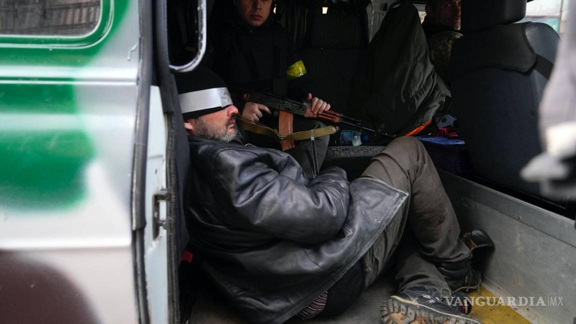 $!Soldados ucranianos escoltan a un supuesto agente ruso en Kiev, Ucrania, el 27 de febrero de 2022.