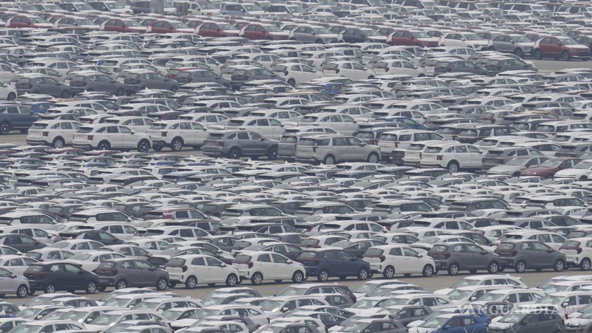 $!Vehículos destinados a la exportación se encuentran estacionados en un puerto de Pyeongtaek, Corea del Sur.