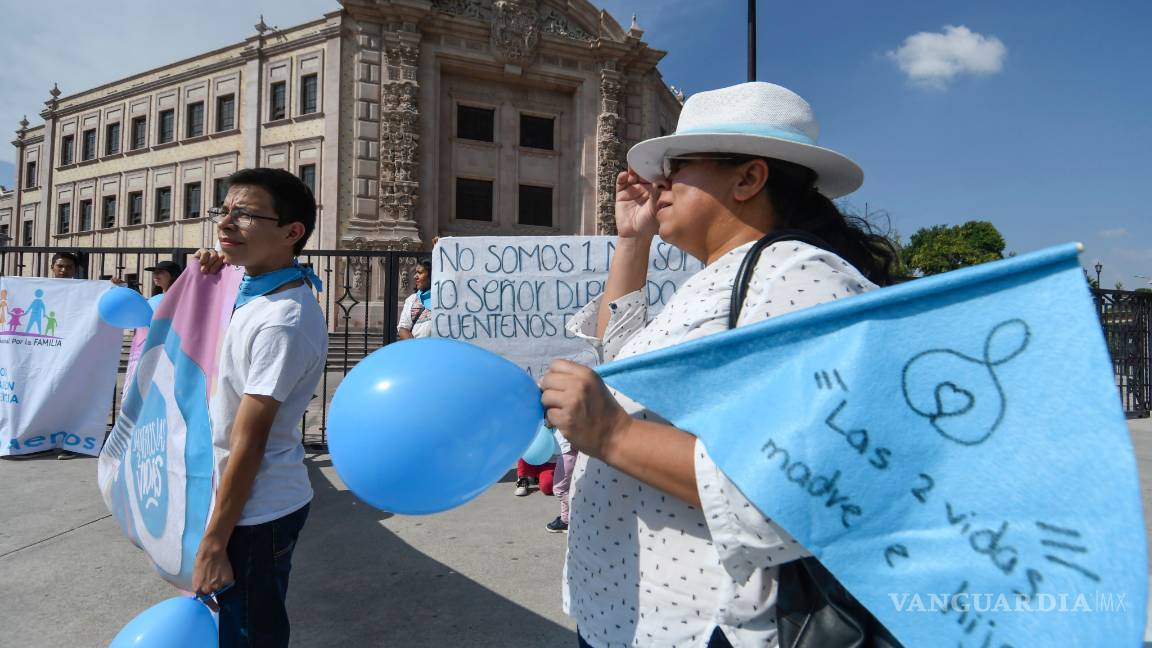 $!Marchan en Saltillo a favor de la vida y la familia tradicional; en 17 estados, en pro del aborto