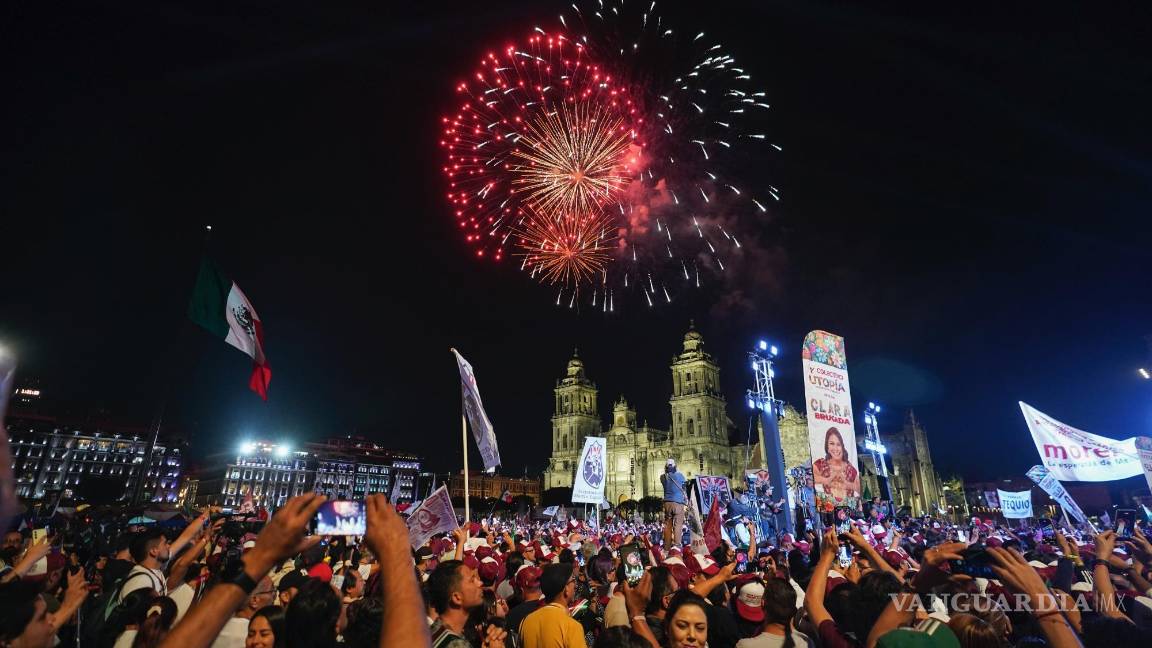 $!Vista de fuegos artificiales mientras los partidarios de la futura presidenta Claudia Sheinbaum celebran en el Zócalo de la Ciudad de México.