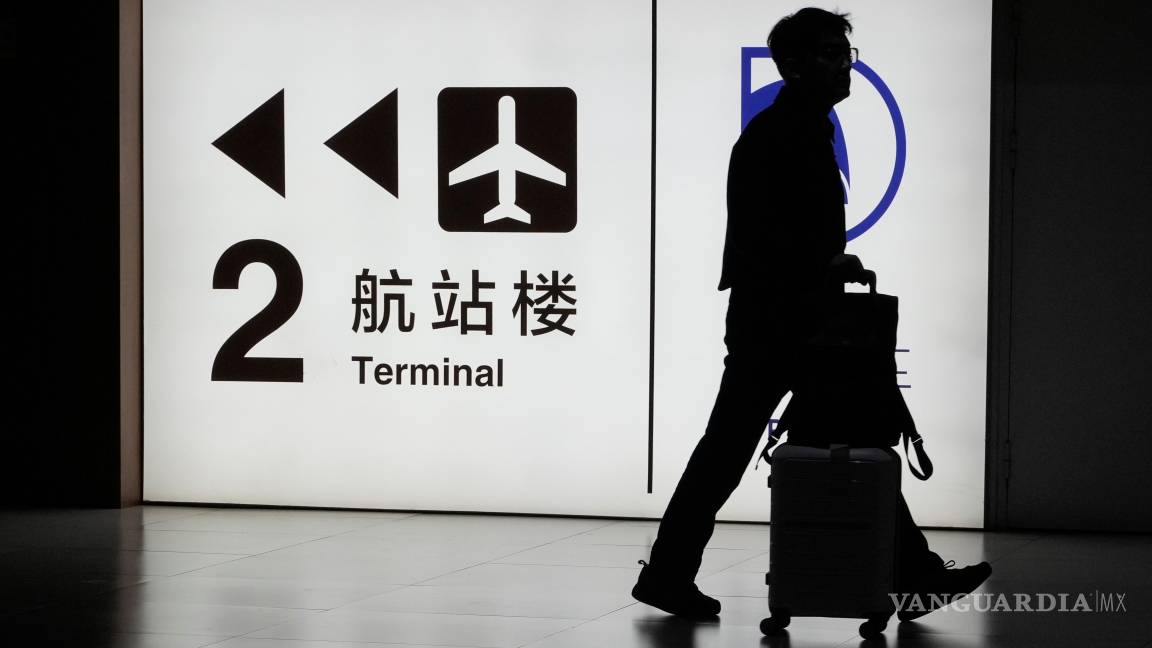 $!Un pasajero llega al aeropuerto capital de Beijing. La visa K fue lanzada el mes pasado.