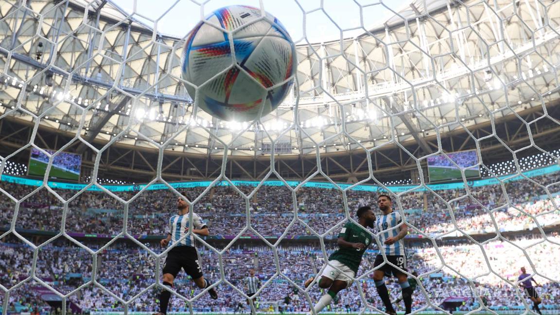 $!Jugadores de Arabia Saudita celebra un gol en un partido de la fase de grupos del Mundial de Fútbol Qatar 2022 entre Argentina y Arabia Saudita.