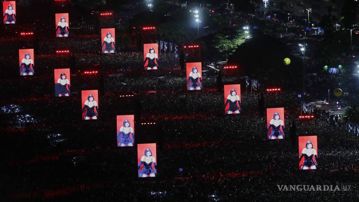 $!Fanáticos llenan la playa de Copacabana para ver el concierto gratuito de Lady Gaga en Río de Janeiro.