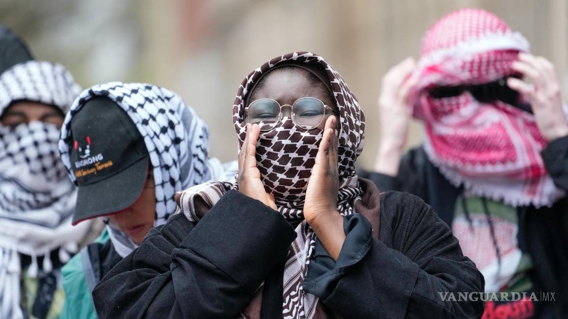$!Manifestantes corean consignas fuera del campus de la Universidad de Columbia, el jueves 18 de abril de 2024, en Nueva York.