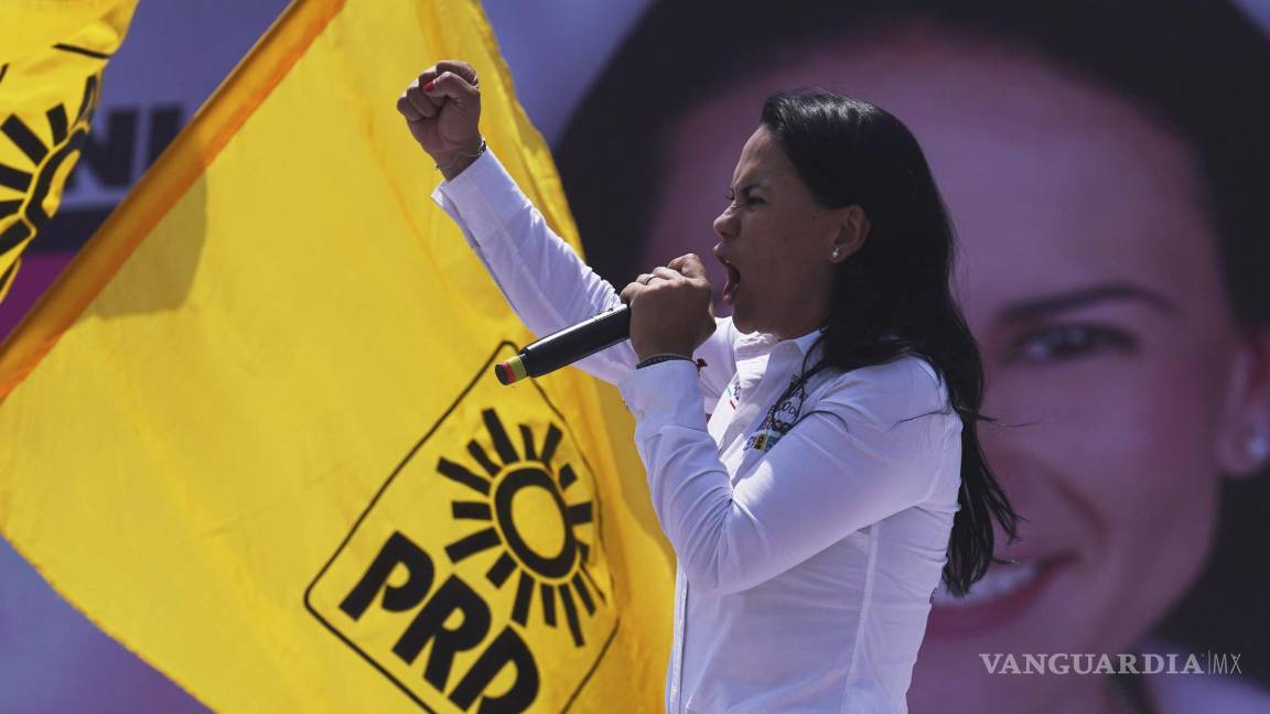 $!Alejandra del Moral, candidate for Mexico state governor with the PRI-PAN-PRD coalition, campaigns in Nezahualcoyotl, Mexico, May 27, 2023.