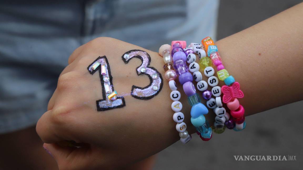 $!Comienzan a llegar los fanáticos de la cantante estadounidense Taylor Swift a las inmediaciones del Foro Sol, en su primera fecha del The Eras Tour en México.