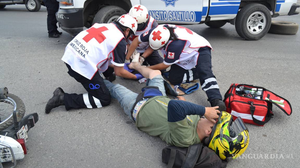 $!Pierde dedo motociclista, luego que camión lo choca