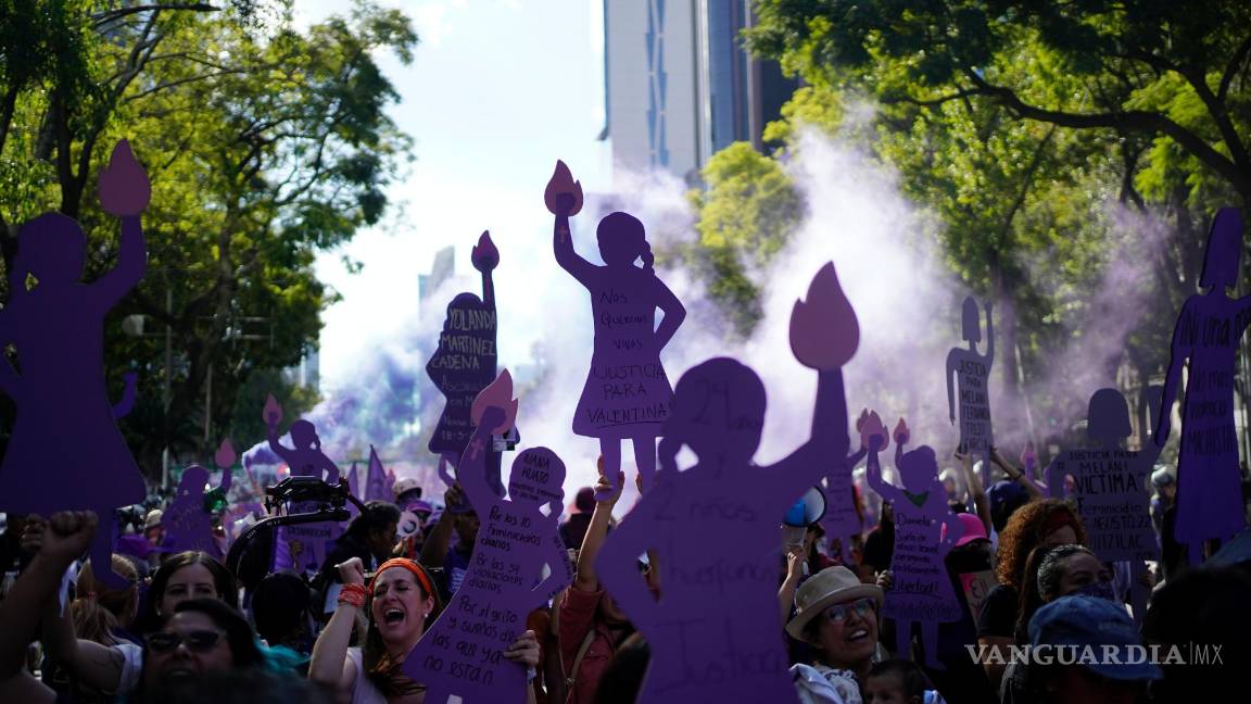 $!Mujeres con siluetas recortadas marchan hacia el Zócalo para conmemorar el Día Internacional para la Eliminación de la Violencia contra la Mujer. en CDMX.