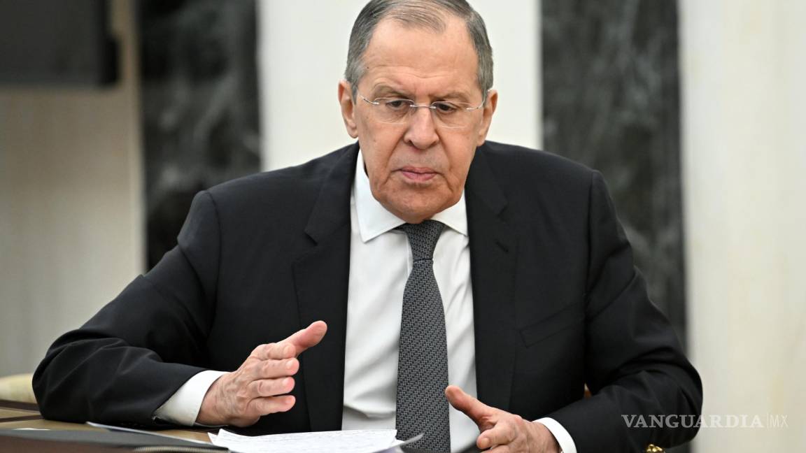 $!El ministro de Relaciones Exteriores de Rusia, Sergey Lavrov habla con el presidente ruso, Vladimir Putin. AP/Alexei Nikolsky, Sputnik, Kremlin