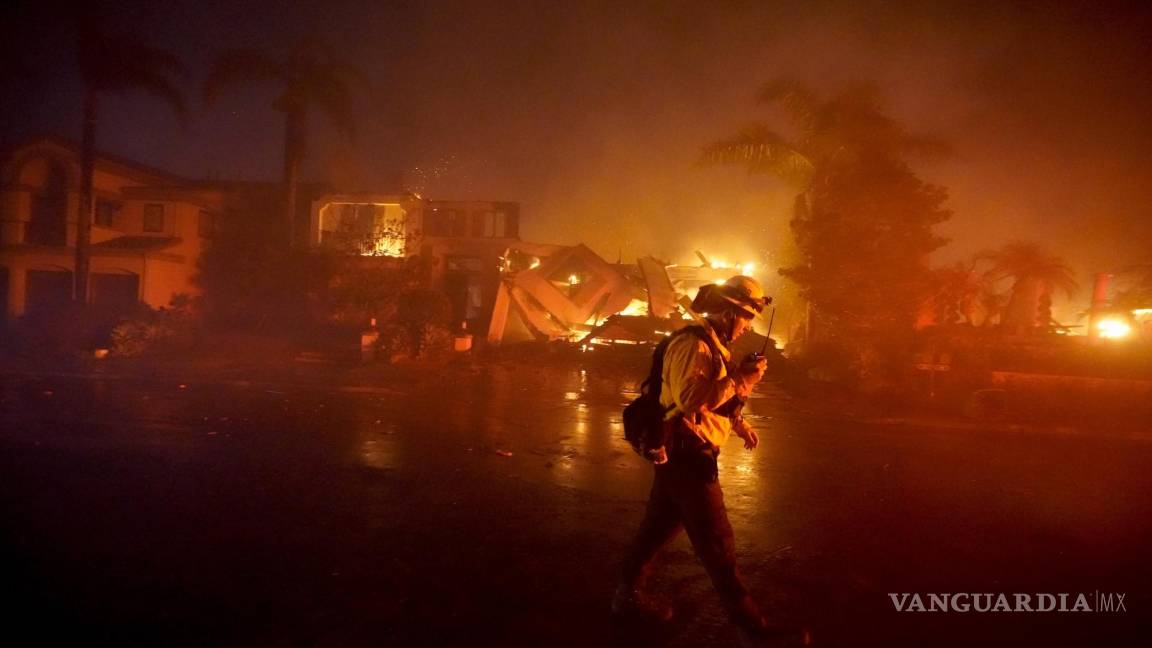 Incendio consume decenas de casas en California mientras sequía no da tregua