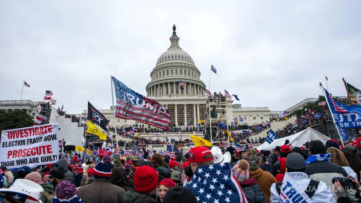 $!Los alborotadores leales al presidente Donald Trump se manifiestan en el Capitolio de los Estados Unidos en Washington el 6 de enero de 2021.