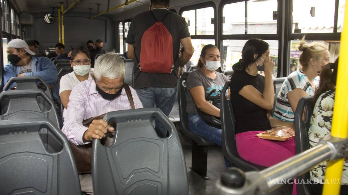 Temen contagio de coronavirus usuarios del transporte de Saltillo