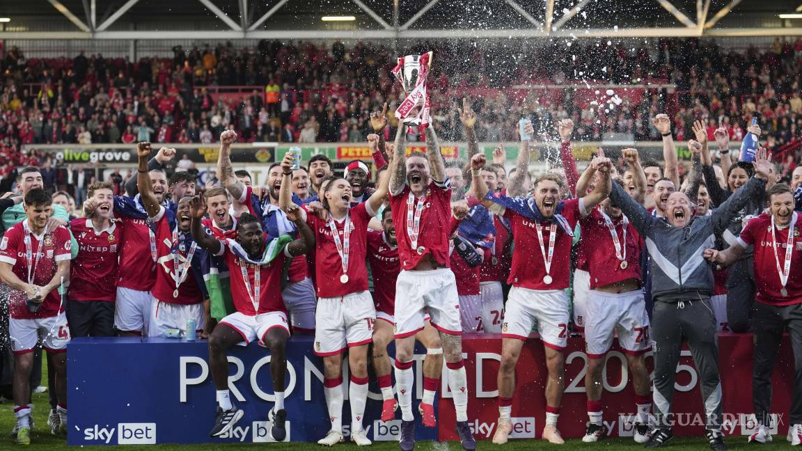 $!Wrexham celebraron el título conseguido ante el Charlton Athletic.