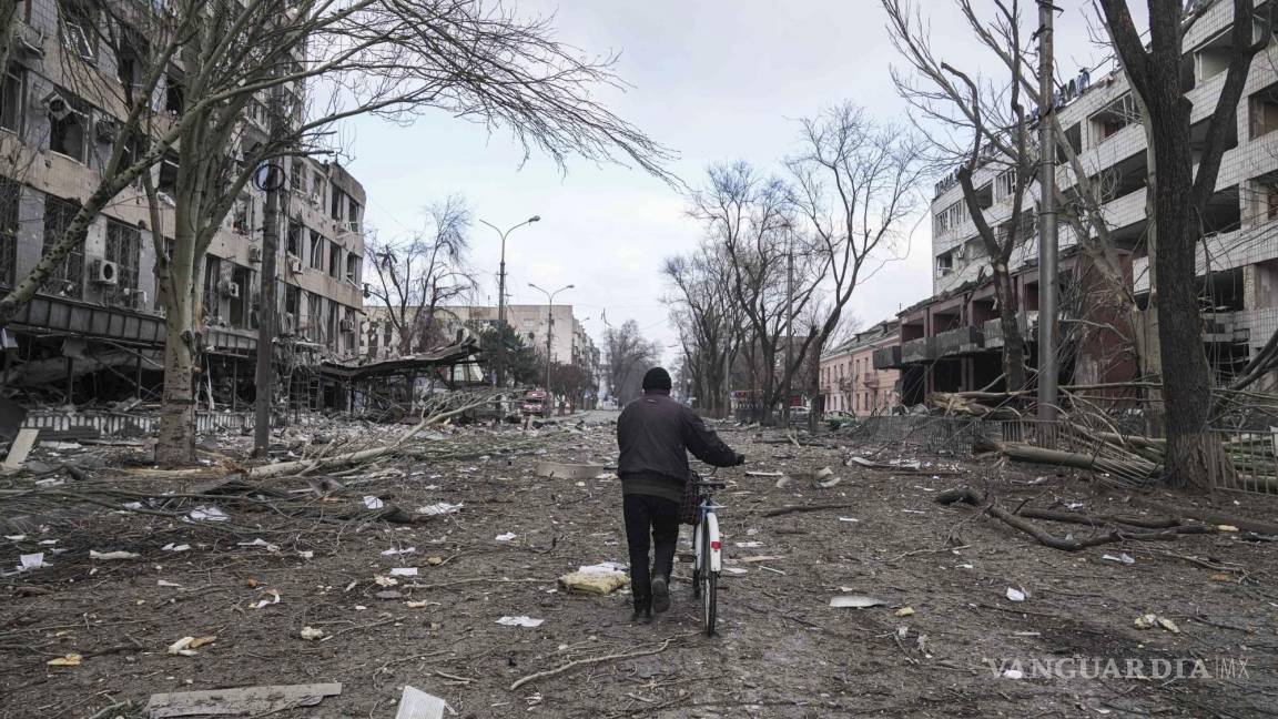 Mariúpol en Ucrania continúa sufriendo los intensos bombardeos de las fuerzas armadas