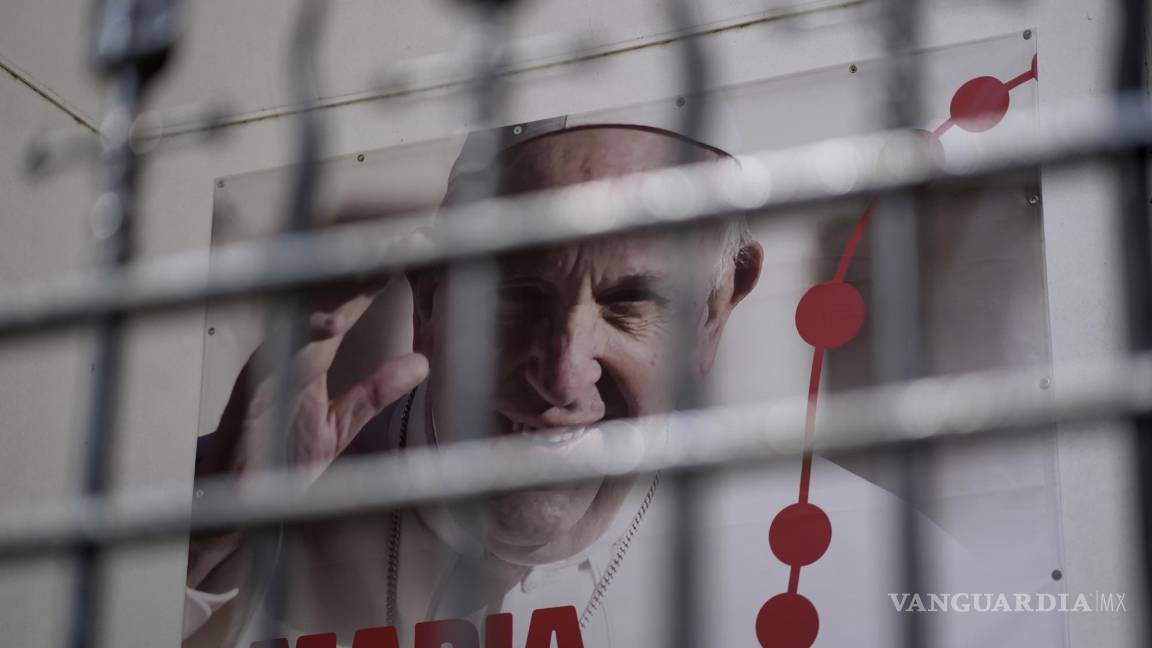 $!Un cartel que muestra una imagen del Papa Francisco y anuncia la Jornada Mundial de la Juventud 2023 cuelga frente a una iglesia en Lisboa.