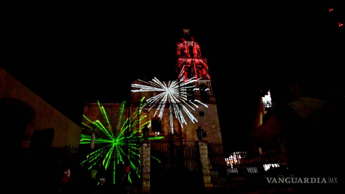 $!Ciudadanos disfrutan del video mapping sobre la iglesia Santiago Apóstol de Monclova