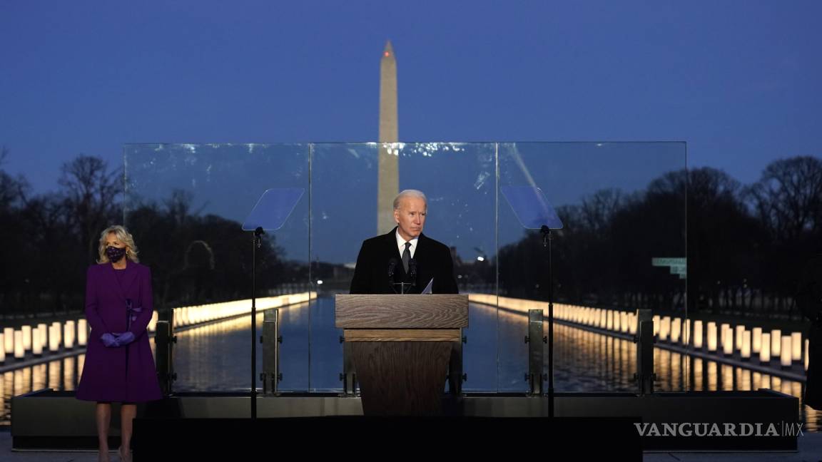 Honra Joe Biden a fallecidos por COVID-19 en EU
