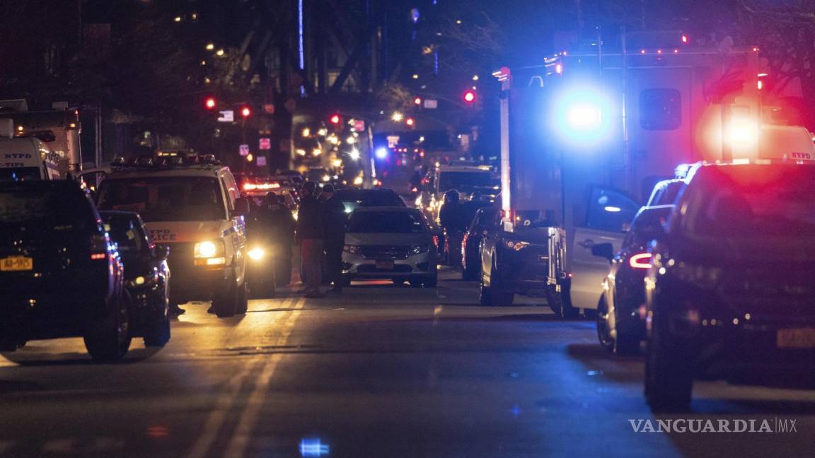 Muere un policía en Nueva York tras tiroteo; hay otro oficial herido
