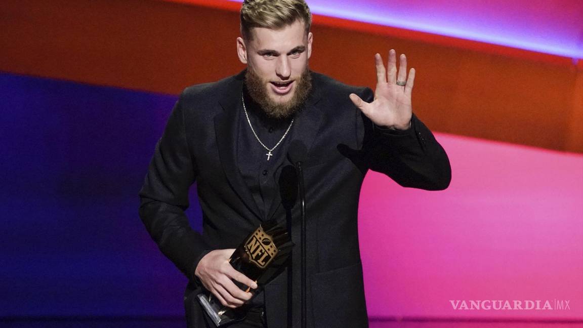 $!Cooper Kupp de Los Angeles Rams recibe el premio al Jugador Ofensivo del Año en Inglewood, California. AP/Mark J. Terrill