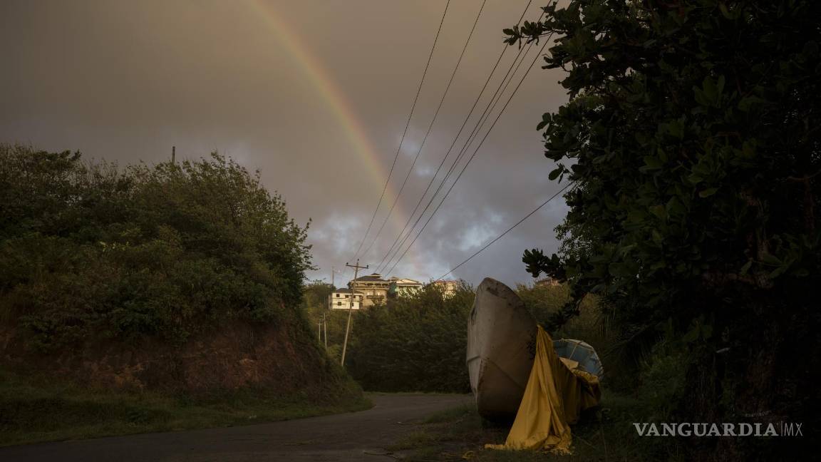 $!Un arcoíris sobre Belle Garden el lugar donde, durante meses, estuvo el cayuco mauritano que apareció a la deriva cerca de Tobago, en Trinidad y Tobago.