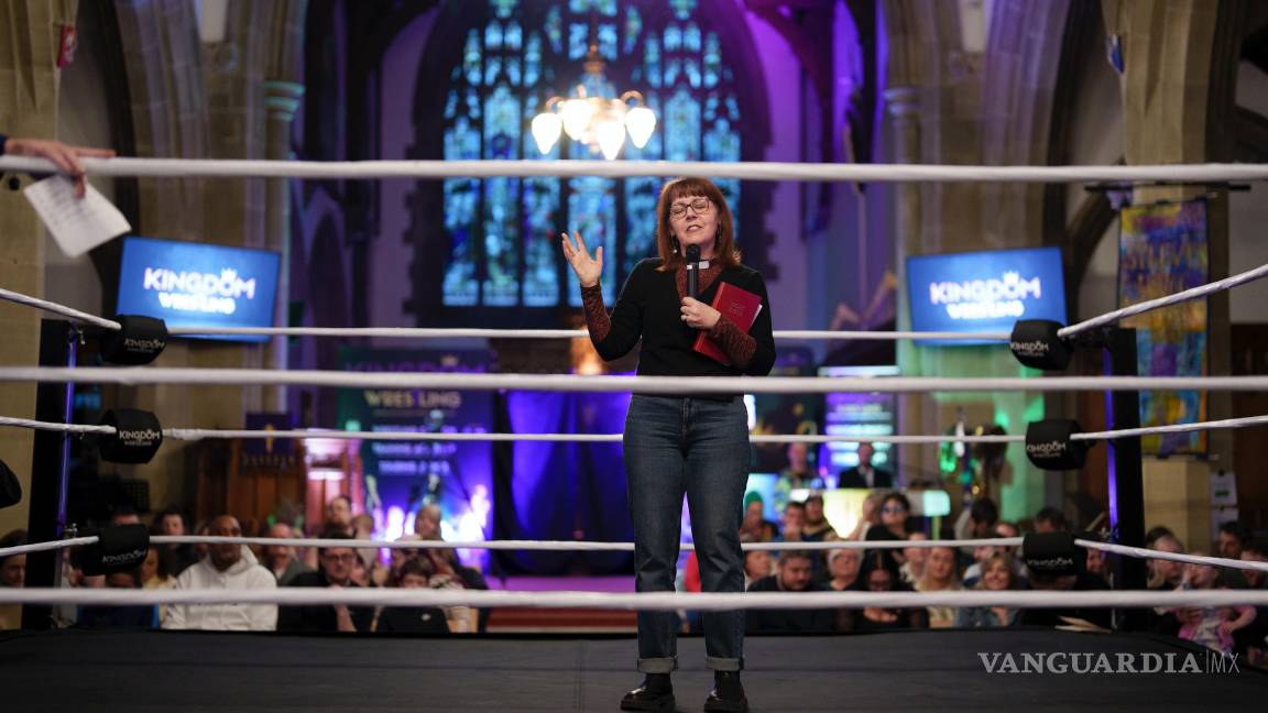 $!La reverenda Natasha Thomas predica a los espectadores antes del espectáculo de Kingdom Wrestling en la iglesia de San Pedro en Shipley, Reino Unido.