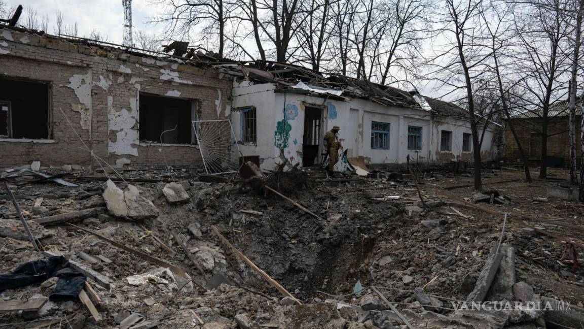 Pese a las promesas de Rusia, fuerzas militares rusas atacan cerca de Kiev