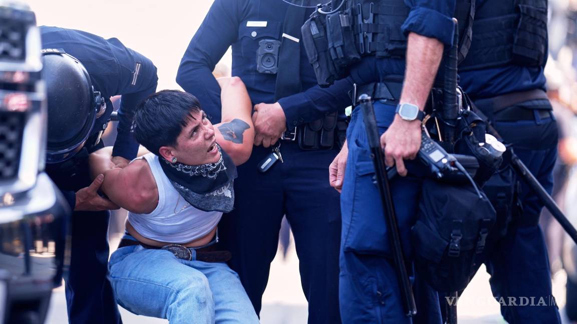 $!Un manifestante es detenido en Los Ángeles tras la redada contra la inmigración. AIC destaca que casi uno de cada cuatro empresarios en Estados Unidos son migrantes.