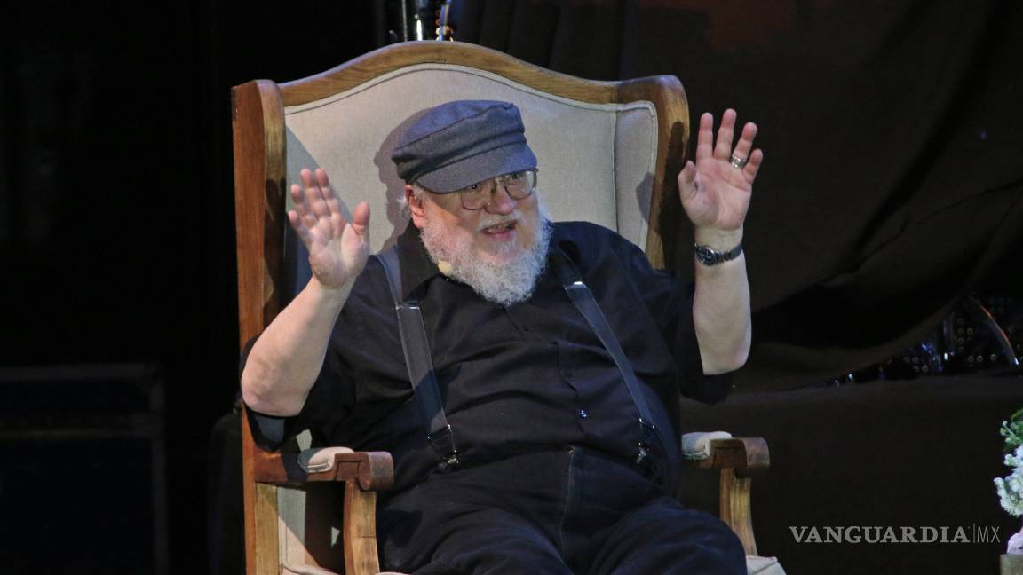 $!George R.R. Martin se sienta en el trono de Guadalajara