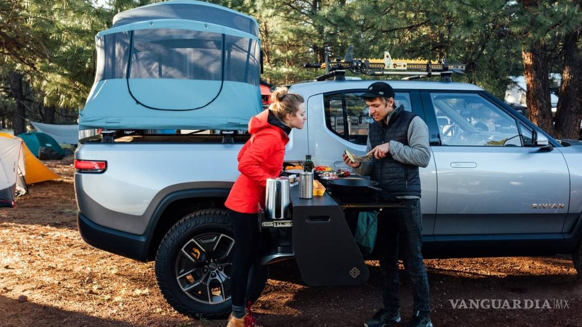 $!Rivian sigue aumentando su catálogo, lanza versión camper de su pick up