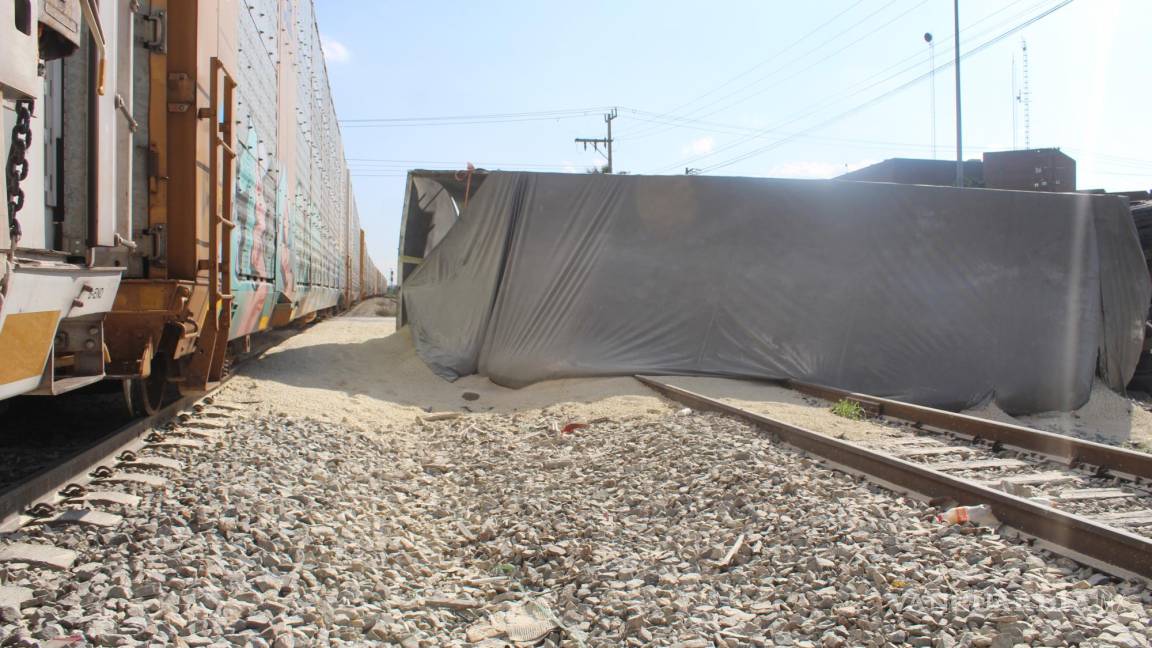 Locomotora embiste y vuelca a tráiler que se le atravesó en Saltillo (VIDEO)