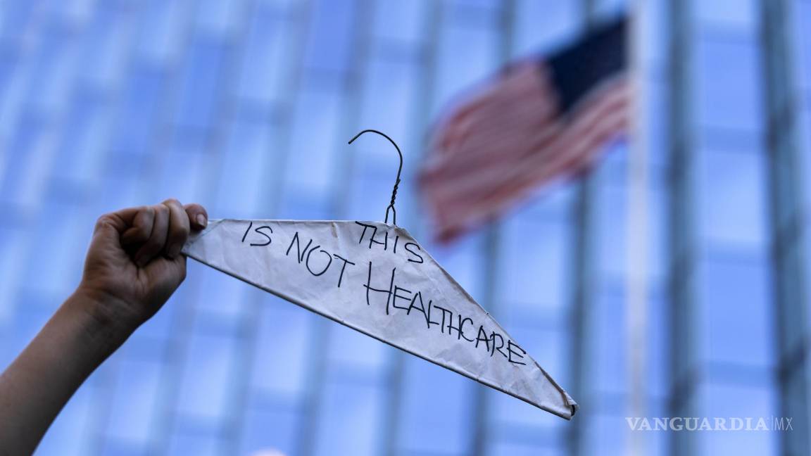 $!Una mujer sostiene un gancho de ropa para simbolizar los abortos ilegales y peligrosos.