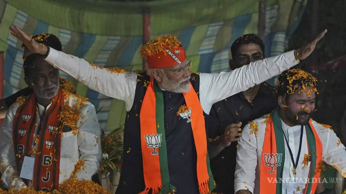 $!El primer ministro indio, Narendra Modi, saluda a sus seguidores cuando llega a un mitin de campaña electoral de su partido en Hyderabad, India.