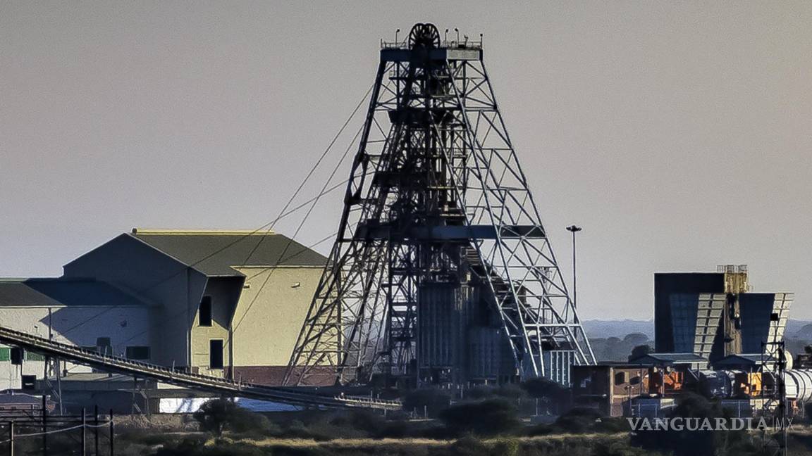 Cae ¡200 metros! ascensor de mina en Sudáfrica y mueren 11 trabajadores
