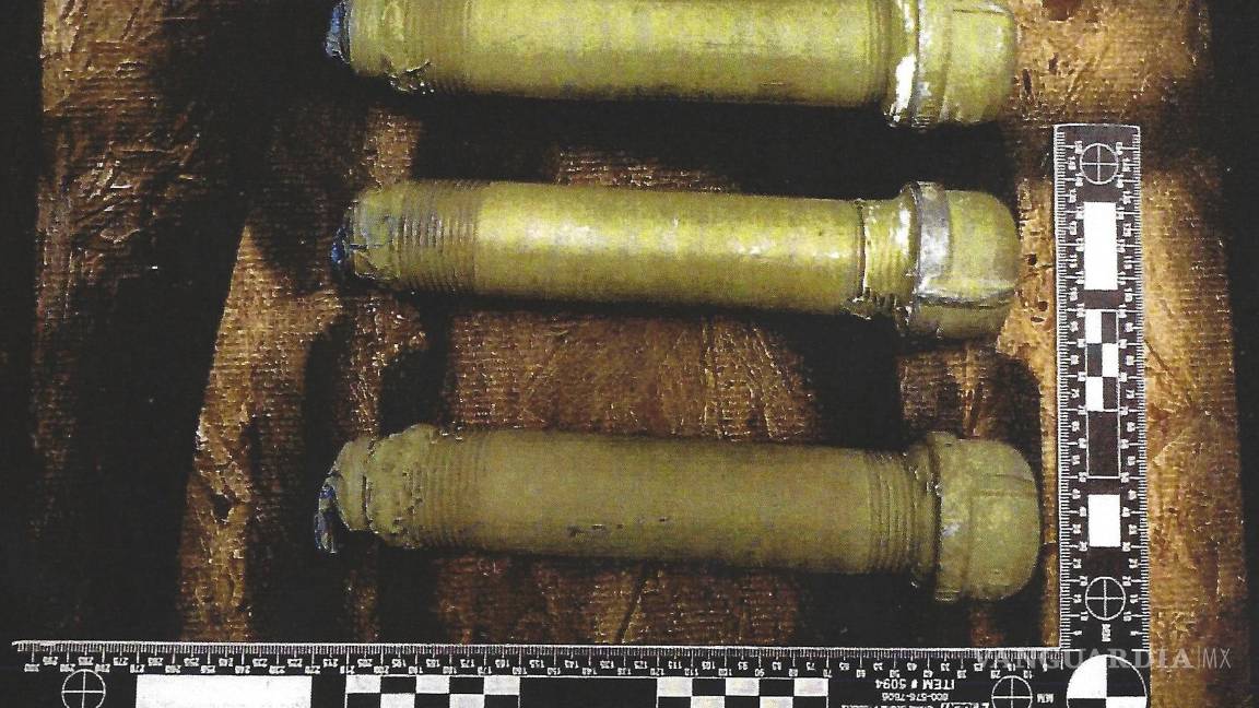 $!Esta imagen utilizada como prueba por los fiscales federales muestra las bombas de tubo confiscadas en la casa de Chris Arthur en Mount Olive, Carolina del Norte.