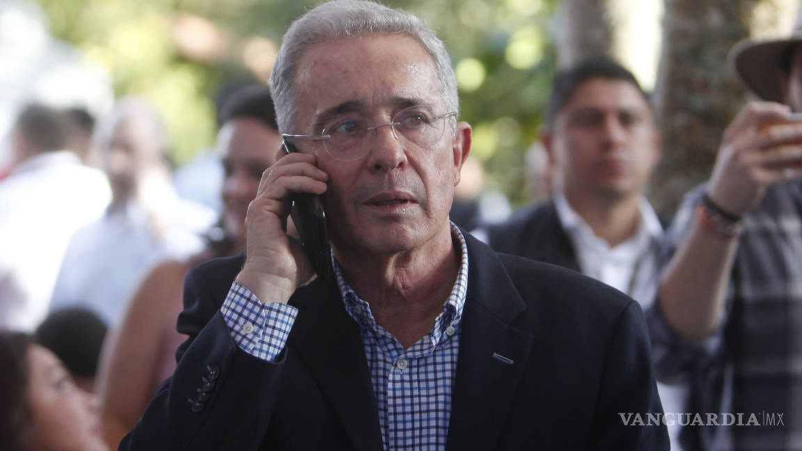 Dios premia la buena fe, dice Álvaro Uribe a Iván Duque por ganar la presidencia