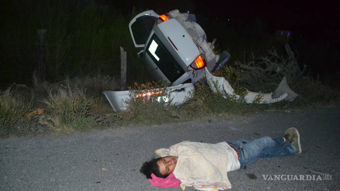 ‘Duerme’ tras volcar el auto de su papá en Saltillo